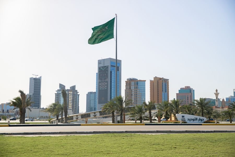 مبانٍ حكومية يرتفع أمامها العلم السعودي